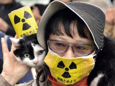Manifestante protesta contra o uso de energia nuclear em Tquio neste sbado (7)