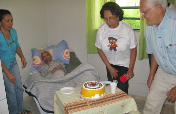 Nesta tera (3) teve bolo para Sebastiana.  sua direita comemoraram a diretora Teresinha e o presidente Joaquim
