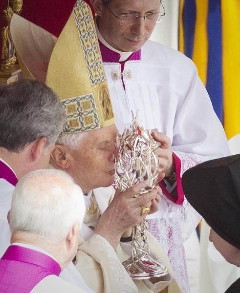 Papa Bento 16 beija reliqurio de vidro que contm o sangue de Joo Paulo 2; veja imagens da cerimnia