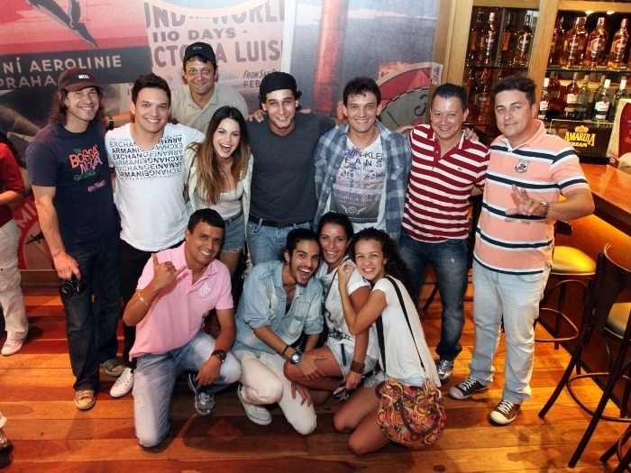 Sthefany Brito posa para fotos com a equipe na gravao de clipe da dupla sertaneja, em restaurante do Rio de Janeiro