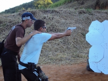 Agentes treinam tcnicas de abordagem a suspeitos.