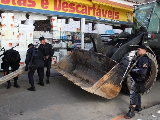 Policiais do Bope retiram barricadas montadas por traficantes no Jacarezinho