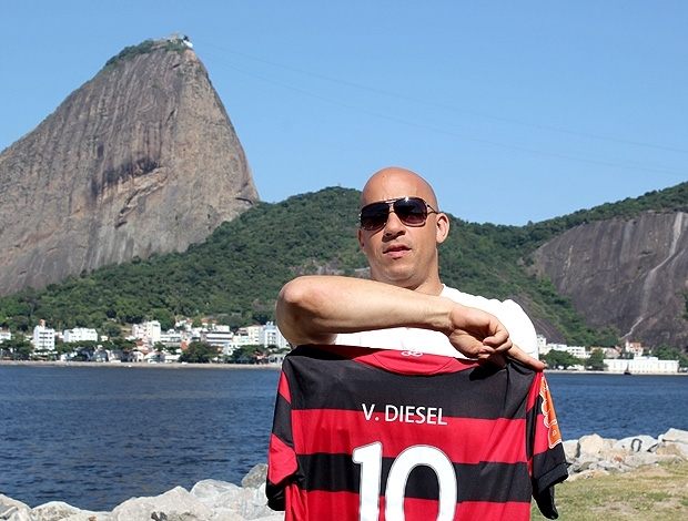 Vin Diesel posa com a camisa do Fla em frente ao bondinho do Po-de-Acar