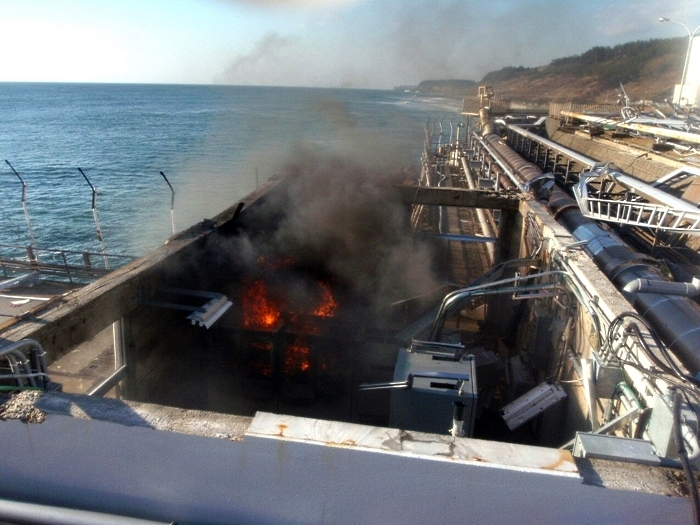Imagem divulgada pela Tepco mostra um incndio perto de um dos drenos de gua da usina.