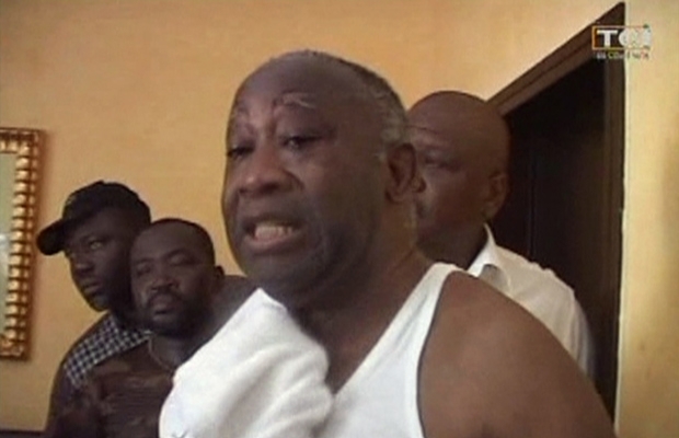 Gbagbo  visto aps sua priso, nesta segunda-feira (11) no Golf Hotel, sede da oposio, em Abidjan