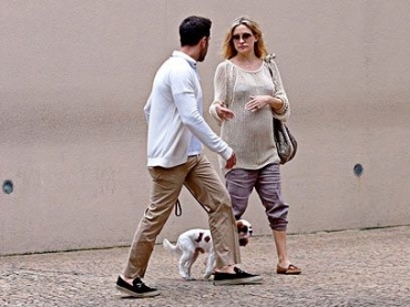 Kate Hudson durante passeio com amigo em SP