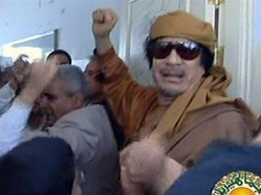 Imagem da TV estatal da Lbia mostra Kadhafi durante visita a escola em Trpoli 