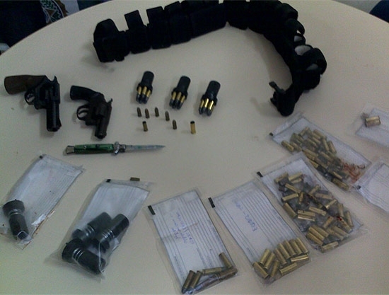 Armas, munies, carregadores e cinturo usados por Wellington Menezes de Oliveira, 23, durante massacre