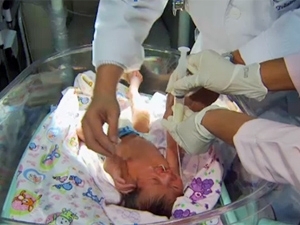 Beb indgena recebe tratamento em Manaus