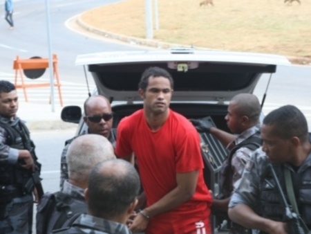 Foto de arquivo de Bruno Fernandes sendo levado a prestar depoimento