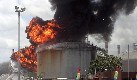 Fumaa e fogo podem ser vistos em um dos tanques da refinaria Pertamina