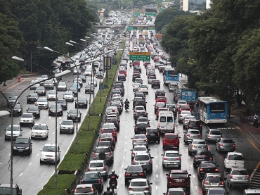 A avenida 23 de Maio registrou trnsito intenso na manh desta segunda