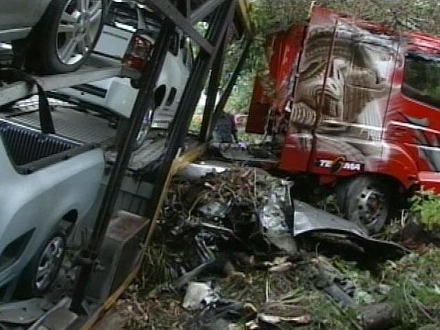 Carro ficou destrudo em acidente na BR-135, em Minas.