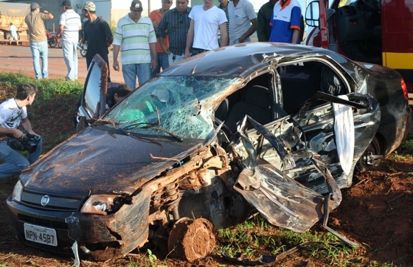 O carro em que estavam os quatro ocupantes ficou parcialmente destrudo com a coliso.