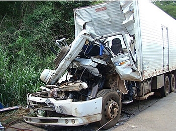 Motorista morreu e passageira ficou ferida e foi transferida de helicptero para o Pronto Socorro