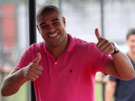 Rejeitado pelo Flamengo, Adriano vai para o Corinthians com ajuda de Ronaldo; centroavante deve ser apresentado na prxi