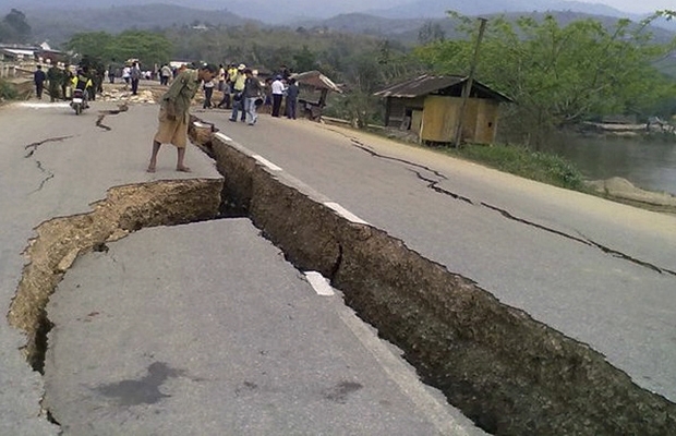 Morador observa estrago provocado pelo terremoto na cidade birmanesa de Tarlay nesta sexta-feira (25)