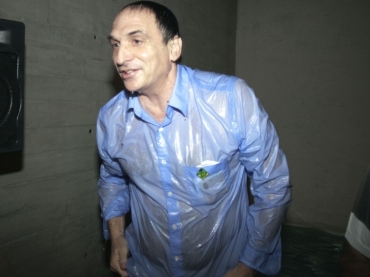 Durante os discursos dos verdes, Feldman perdeu o equilbrio e caiu na piscina