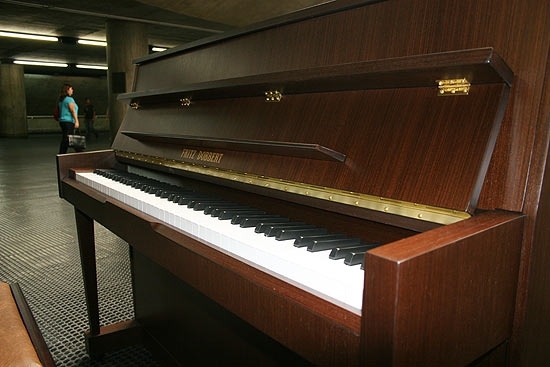 Piano da fabricante Fritz Dobbert na estao S do metr; usurios podem usar o instrumento das 4h40  0h