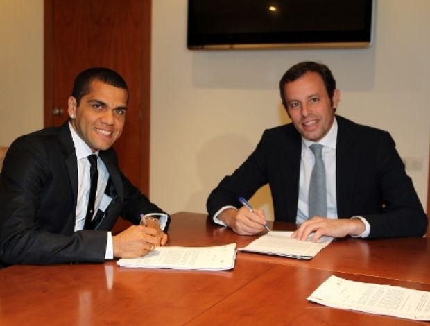 Daniel Alves assina contrato com o Barcelona ao lado do presidente Sandro Rosell