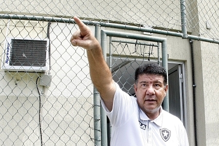 Joel Santana foi campeo estadual pelo Botafogo no ano passado, mas no vinha agradando  torcida alvinegra