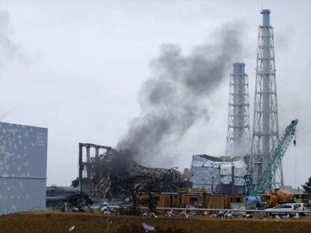 Fumaa sobe de reator nuclear da usina de Fukushima, no Japo; terremoto e tsunami do dia 11 de maro afetaram severamen
