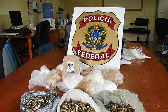 Imagem divulgada pela PF mostra drogas e munio apreendidas em Montes Claros