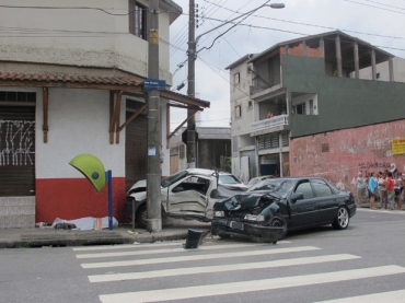 Carros ficaram destrudos aps acidente