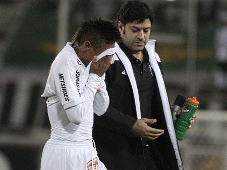 Neymar recebe tratamento durante partida contra o Colo Colo pela Copa Libertadores