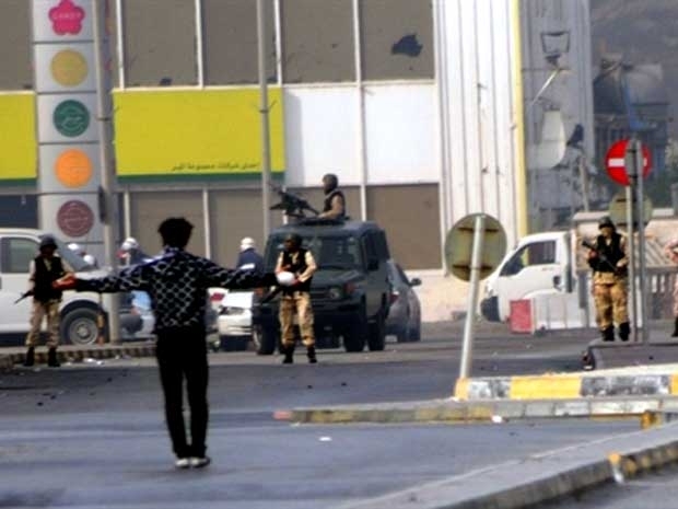Manifestante enfrenta policiais na Praa da Prola, em Manama