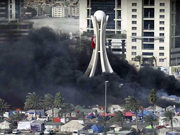 Praa da Prola, em Manama, foi tomada por fumaa densa. Bombas de gs foram utilizadas durante confronto.