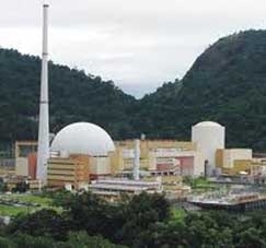 A usina nuclear de Angra dos Reis, segundo as autoridades da rea, segue os patres internacionais de segurana
