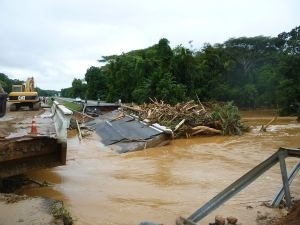 Ponte ficou destruda no Km 18 da BR-277, que liga Curitiba ao litoral