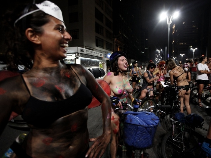 Ciclistas fizeram pedalada nus ou com roupas de banho e ntimas na noite deste sbado (12) em So Paulo
