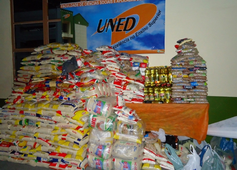 Graas ao trote solidrio uma montanha de alimentos foi arrecadada pelos acadmicos da UNED