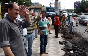 Prefeito interino Joo Madureira vistoria trabalho de tapa-buracos, na Avenida da FEB 