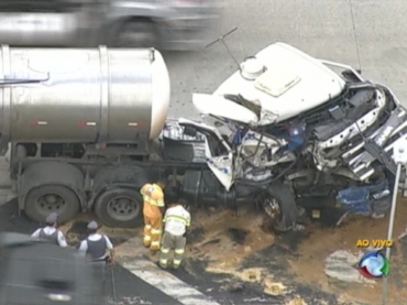 Carreta fica destruda aps batida no trecho oeste do rodoanel; acidente ocorreu no km 16 da via