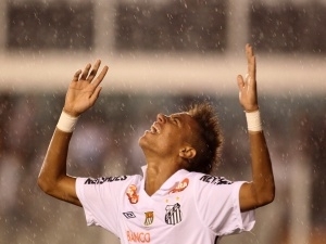 Neymar comemora um de seus gols