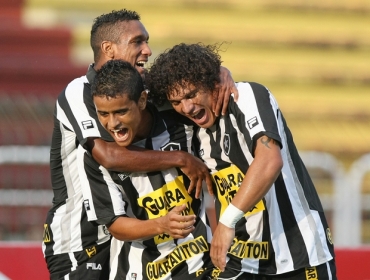 Everton (centro), comemora seu gol com Bruno e Mrcio Azevedo 