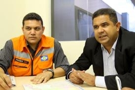 Secretrio-chefe da Casa Militar, Cel. PM Antnio Moraes e superintende da Defesa Civil, Ten. Cel. Agnaldo Pereira plane