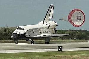 Discovery durante o pouso, no Centro Espacial Kennedy, na Flrida