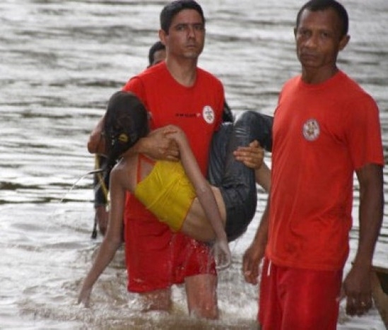 Corpo da menina Poliana sendo retirado do fundo do Rio Arinos, em Tapurah