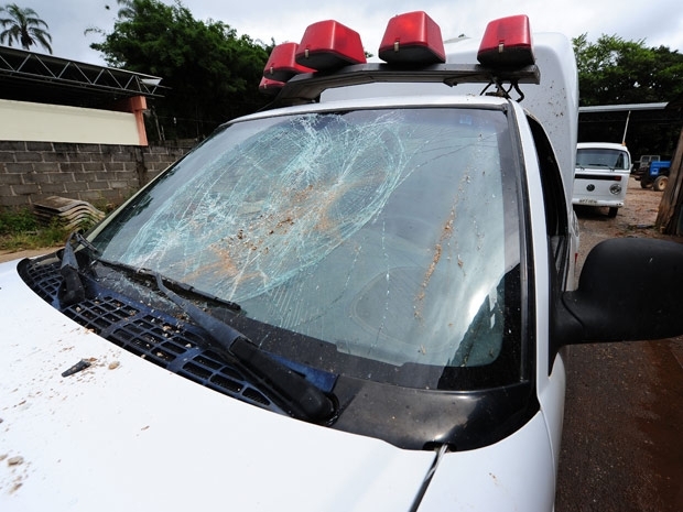 Ambulncia teve parabrisa destrudo por homem embrigado em Monteiro Lobato, no Vale do Paraba