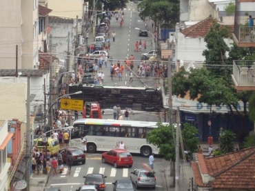 nibus capotou na rua Pereira Nunes