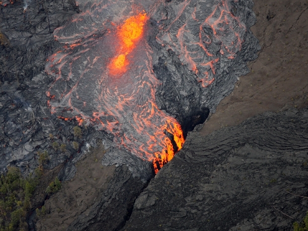 Lava  expelida da cratera Pu u O o, do vulco Kilauea, neste domingo